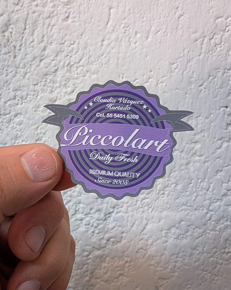 Etiquetas-personalizada-morada Etiqueta personalizada morada con corte especial